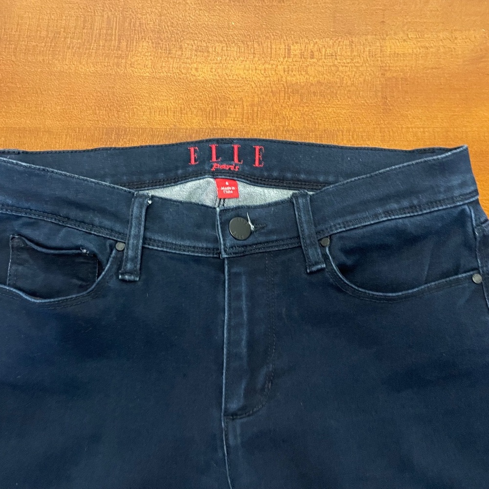 ELLE jeans. Mid rise stretch fit. Dark blue. Size 4.